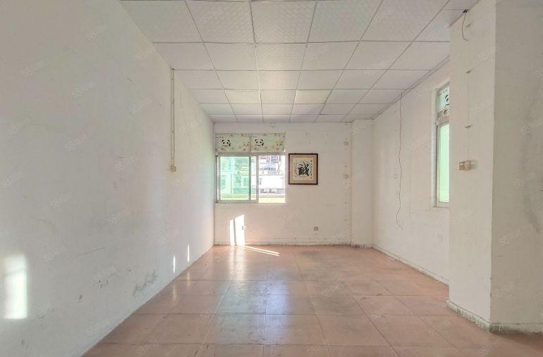 鹤洲，洲石路，900平带装修厂房仓库低价出租。可分租300平