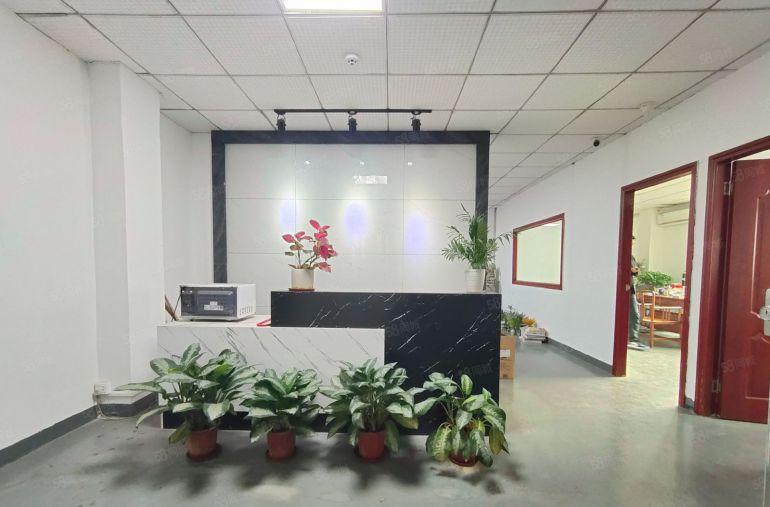 直租，西乡固戍地铁站旁，560平带装修厂房仓库出租，带吊机口