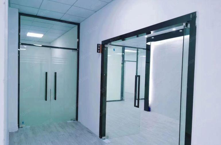 西乡地铁口旁工业区楼上800平厂房出租带现成装修可以拎包入住