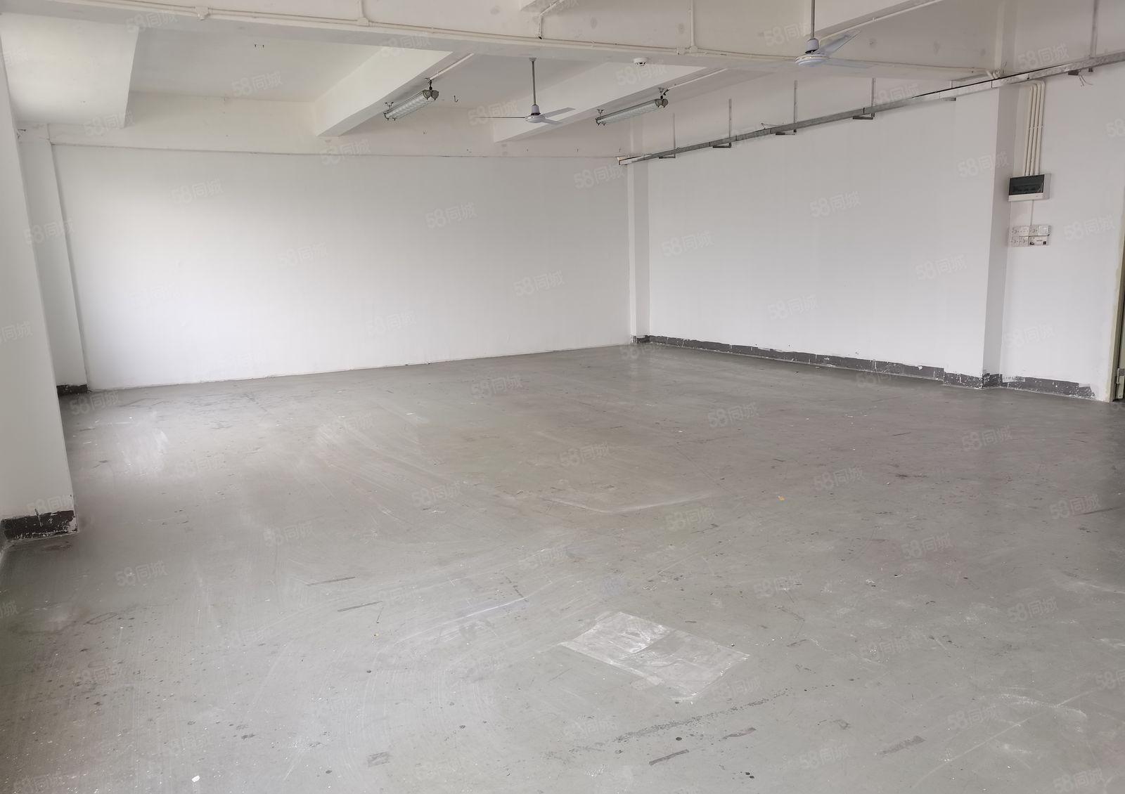 地铁口厂房出租，可做电商，直播，仓库，加工等，有车位好停车