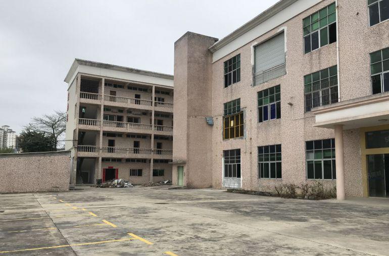 宝安石岩上屋地铁口1000平厂房仓库低价出租！500平可分租