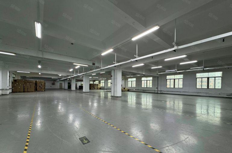 宝安福永全新厂房楼上2000平方一整层两部货梯地铁口附近可分