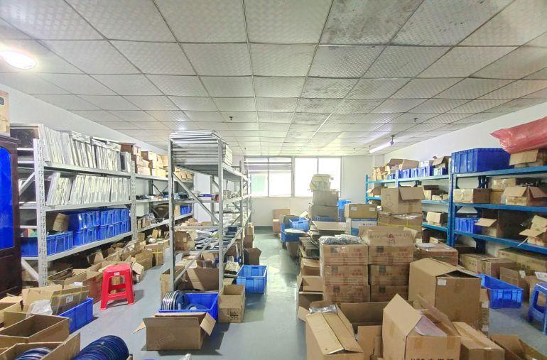 西乡，康桥书院附近，独立半层楼上650平精装修厂房，租金便宜