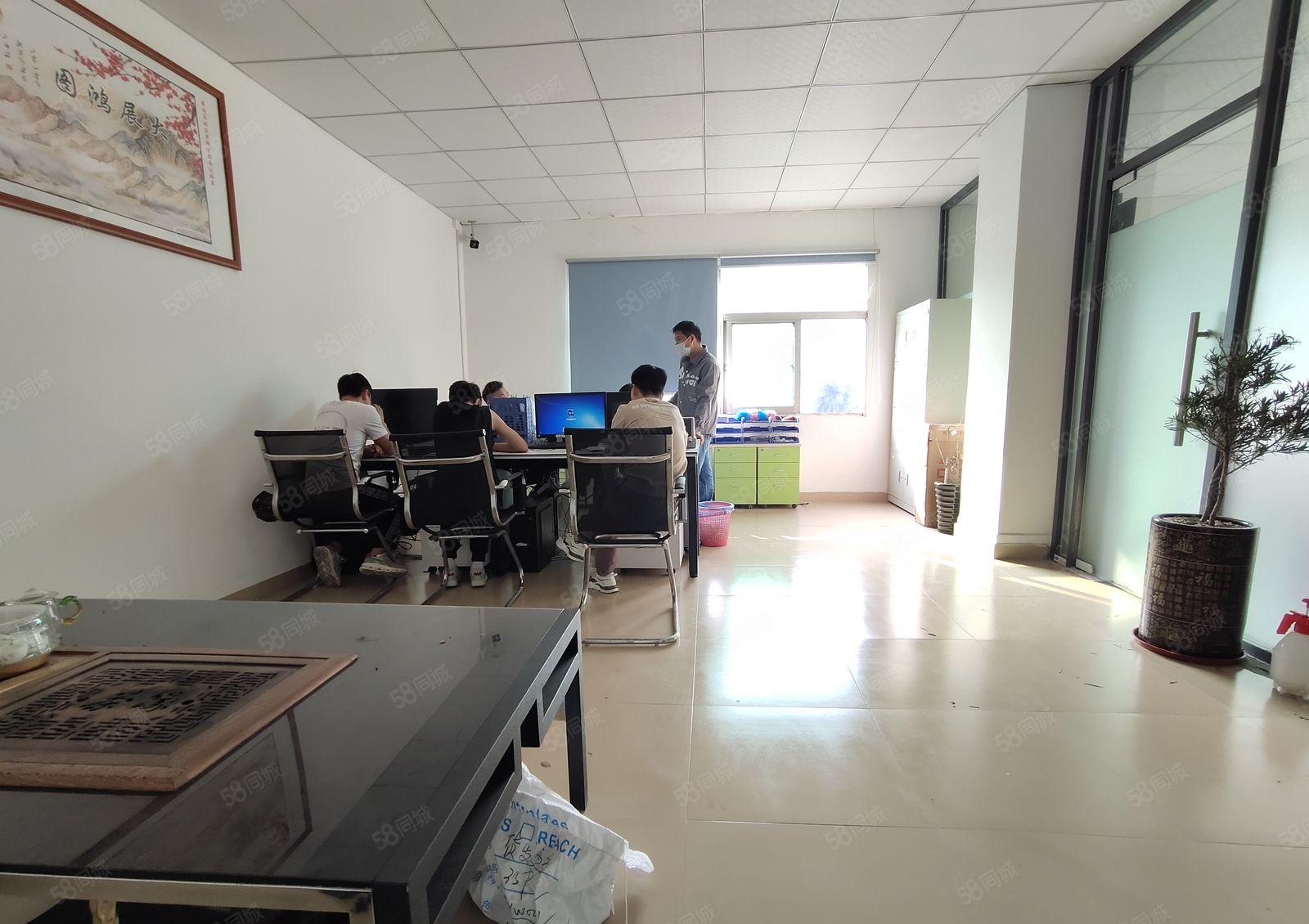 鹤州九围洲石路边，整层800平，可分两家实墙隔断，9成使用率