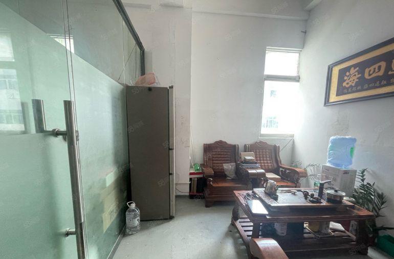 西乡鹤洲工业区，电梯口位置，带装修420平厂房出租，租金便宜