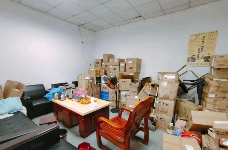 石岩新出楼上750平米厂房出租，现成水电办公室