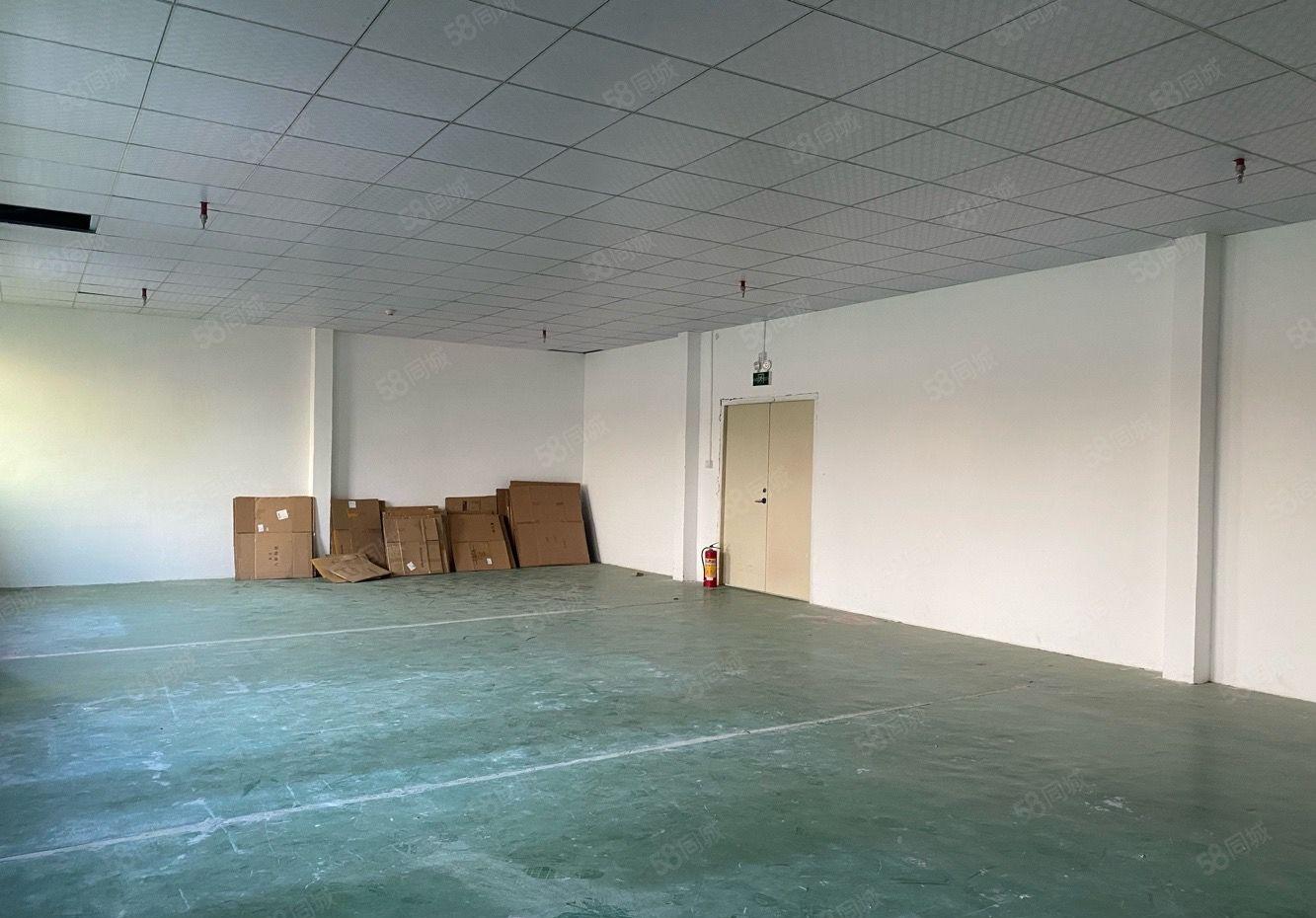 石岩汽车站旁，精装修小面积厂房200平，320平出租