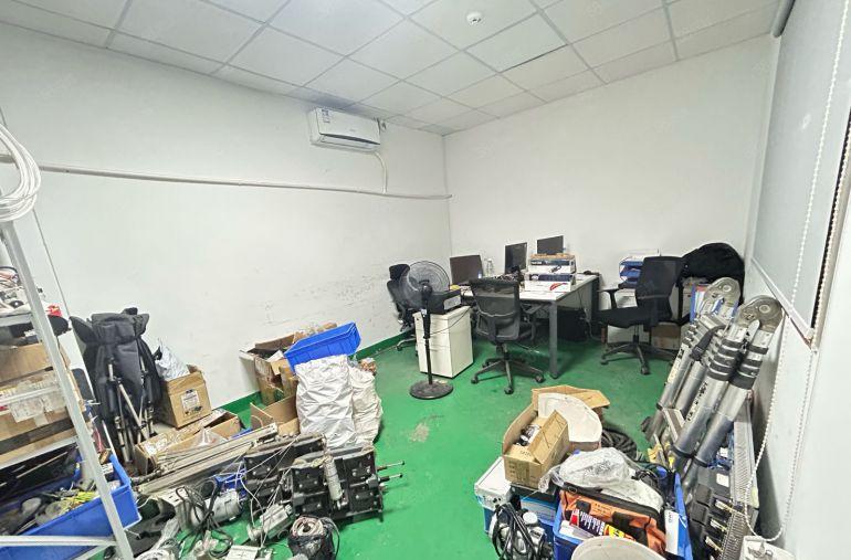 沙井后亭新出厂房3楼410平，水电到位，即租即用，有配套宿舍