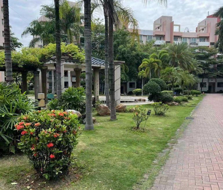 自有宝安花园式红本厂房出租，单层面积4280平方，随时看房