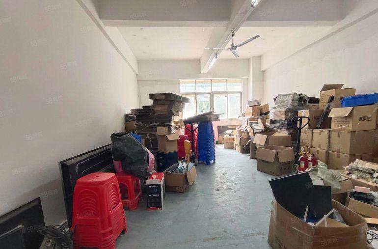 西乡九围鹤洲洲石路，工业区450平，带装修厂房出租，带吊机口