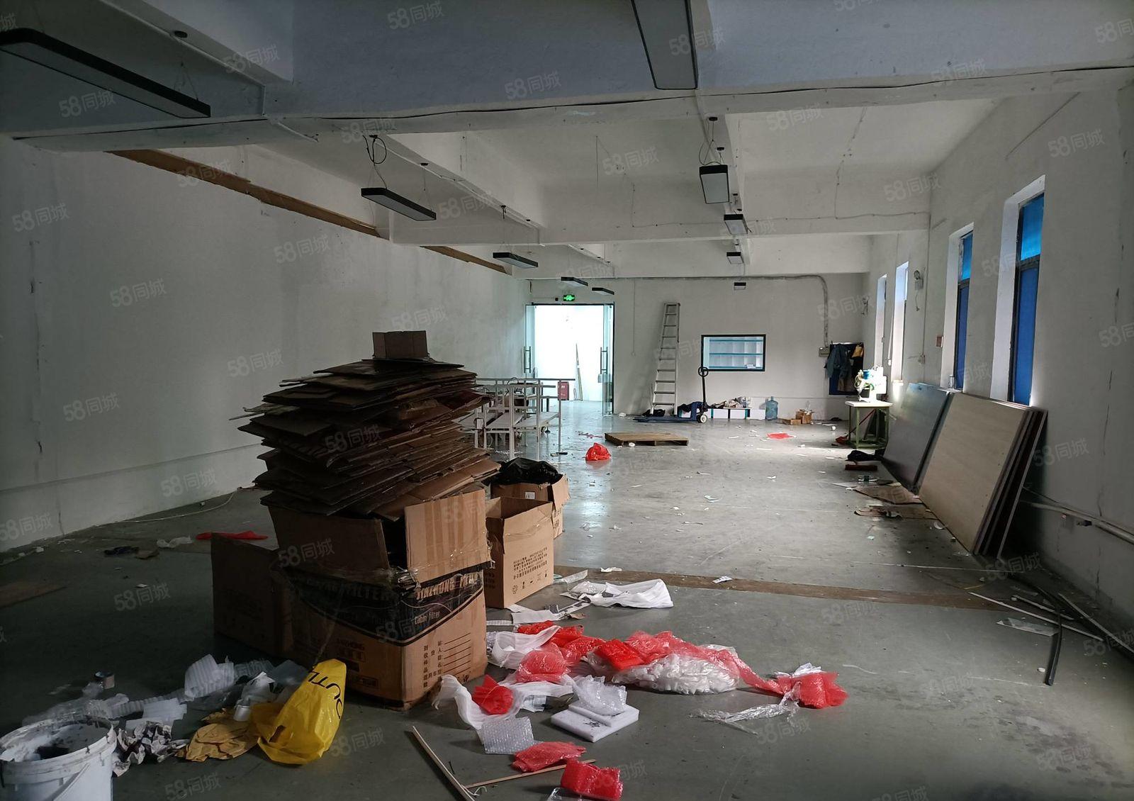 石岩罗租新出经典小户型，11格局，简单装修，玻璃门办公室