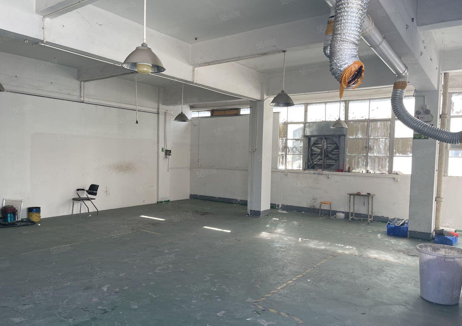 西乡九围洲石路旁边，大型工业区，园区停车方便，价格便宜可谈