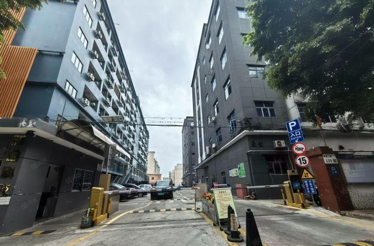 西乡勒竹角2000平厂房大小分租全新地坪漆已做好空地大好停车