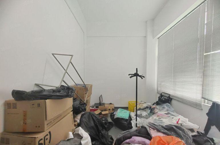 西乡，桃源居附近，大型工业园，电梯口户楼上带装修1300厂房