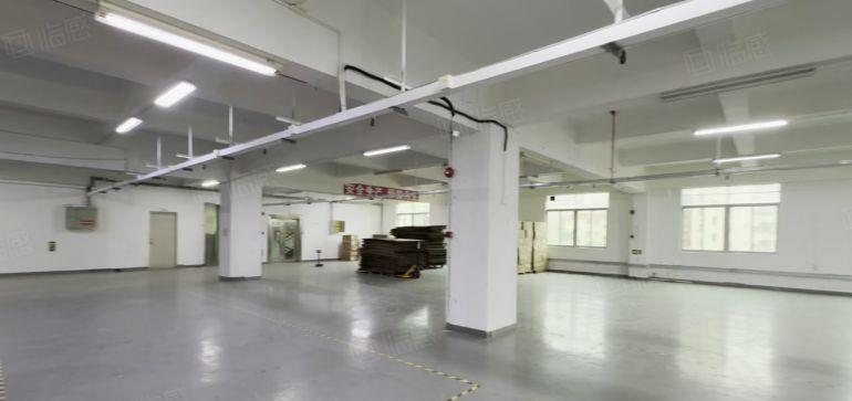 宝安福永全新厂房楼上2000平方一整层两部货梯地铁口附近可分