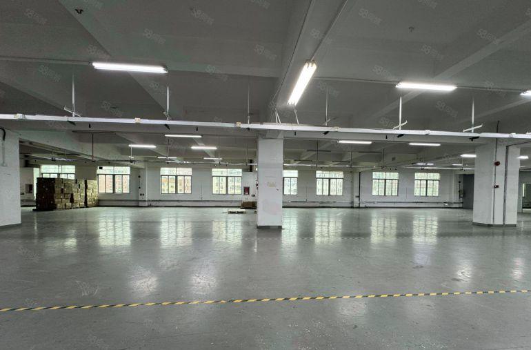 宝安福永全新厂房楼上2000平方一整层两部货梯地铁口附近可分