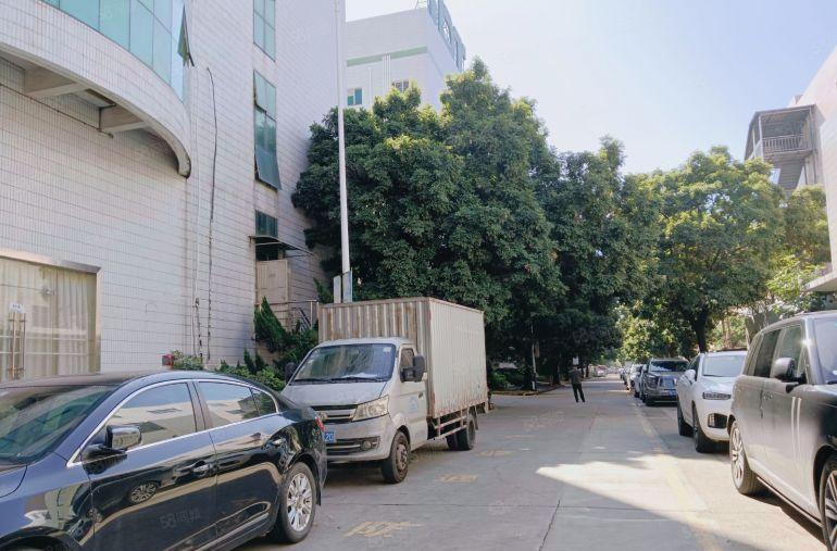 西乡臣田宝田工业区独门独院楼上精装600米，近地铁口，大园区