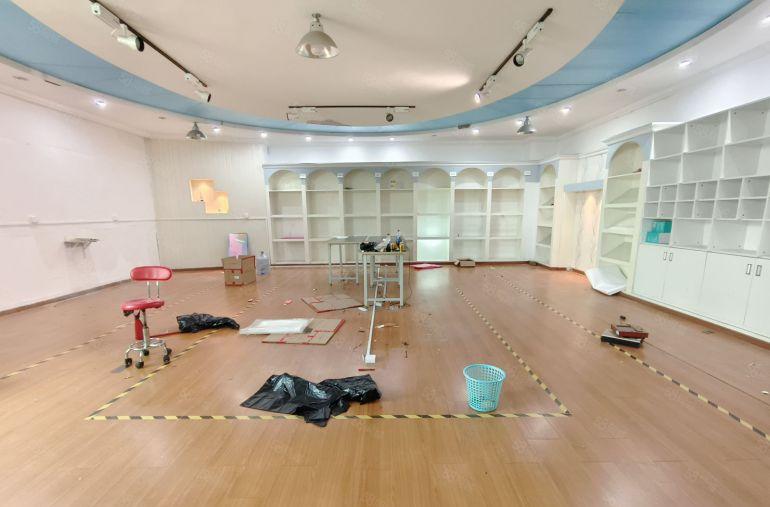 西乡桃源居附近，电梯口户型，楼上带装修560平厂房，租金便宜