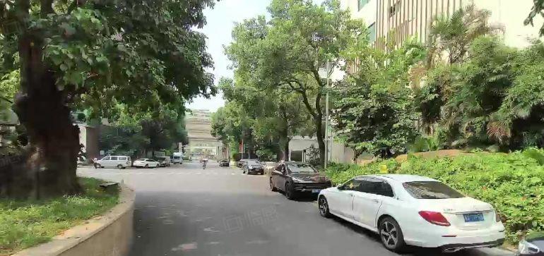 300平起租福永地铁口新出一二楼2000平带装修厂房仓库出租