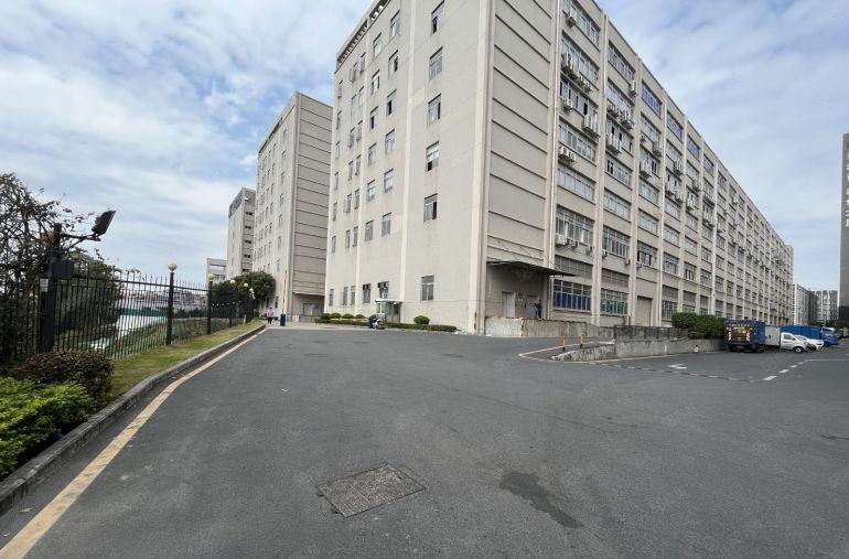 石岩高速路口红本楼上整层2000平精装无尘车间出租