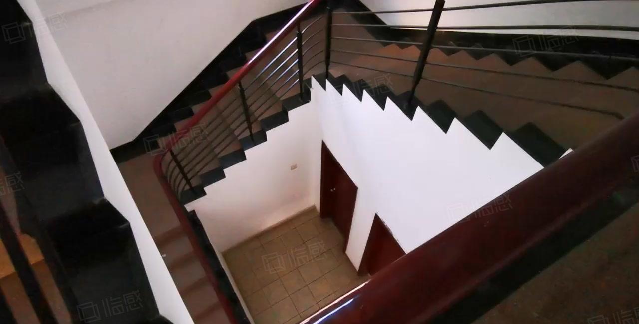 石岩新出独栋，精装修无转让费2000平办公室厂房出租采光好。