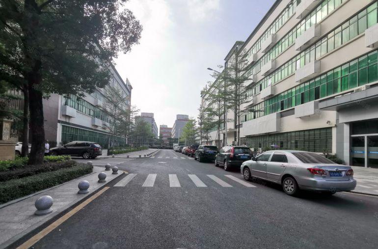 宝安双地铁口一楼4000平精装办公室出租园区形像好交通方便