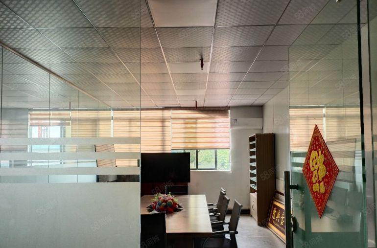 原房东的厂房出租，现成水电办公室还有地坪漆。水电齐全还有宿舍