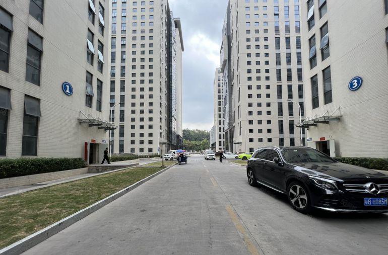 龙华清湖红本厂房980平方仓库出租高速路口带卸货平台好招工