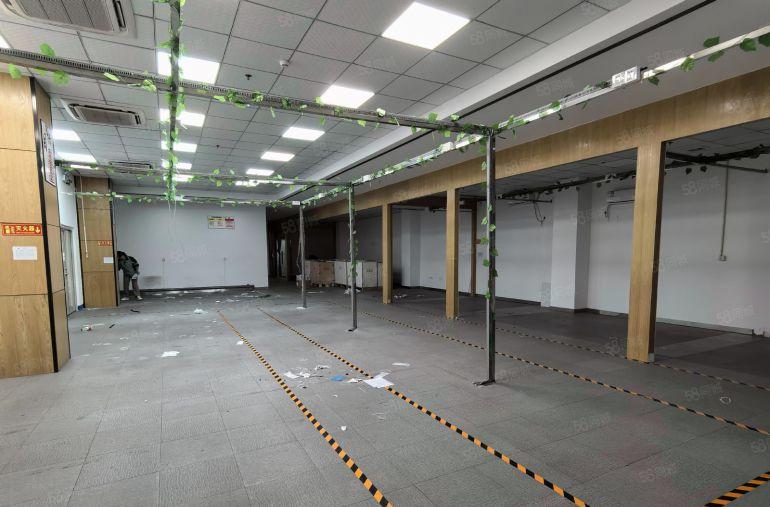 观澜库坑原房东高速口楼上900平豪华精装修厂房出租水电齐全