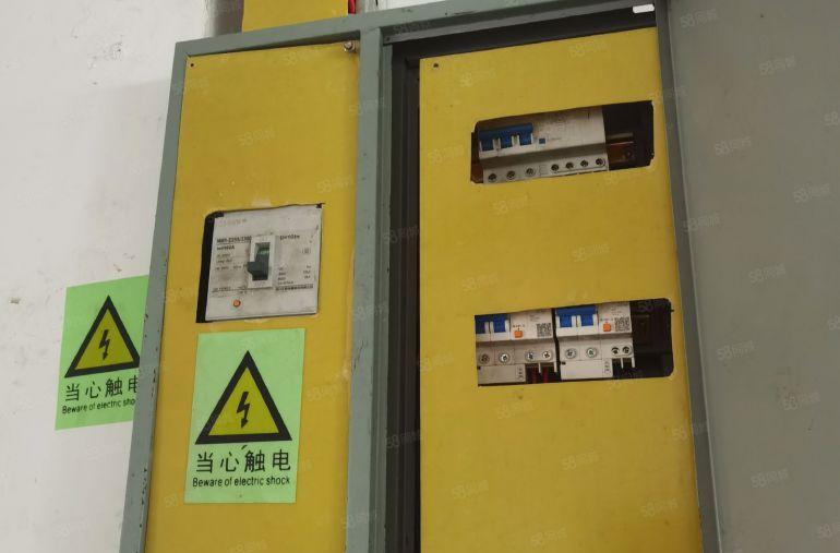 龙华观澜牛湖地铁口300米五楼900平米厂房出租，带装修