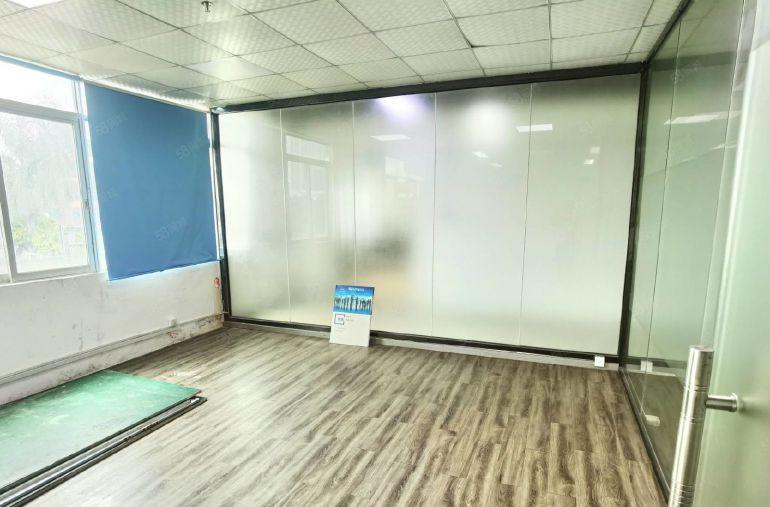 大浪商业中心劳动者广场附近精装296平有三个隔间，可办公加工