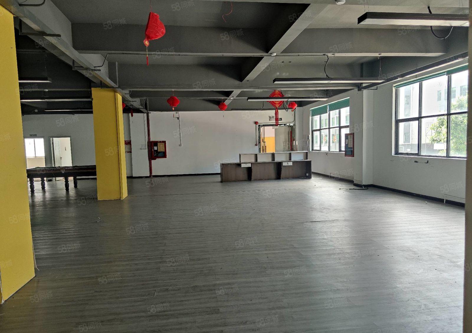 龙华双地铁站，整层1400平，现成装修，仓库加办公，停车方便