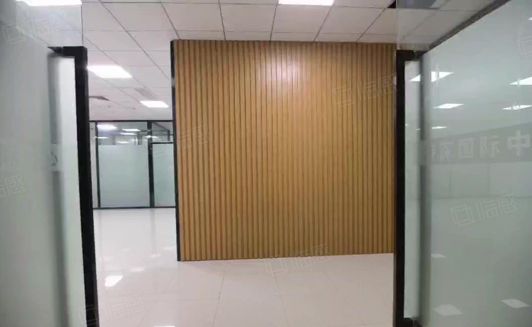 民治地铁站新出精装办公室585平招租，水电齐全