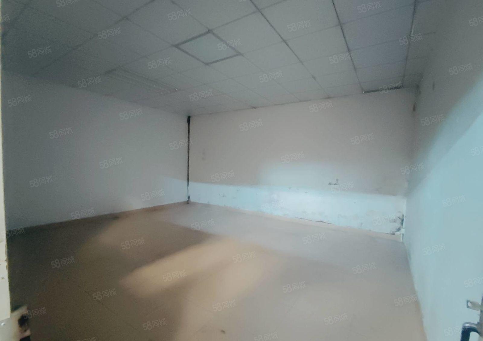 龙华一楼厂房出租1700平钢构，适合仓库生产