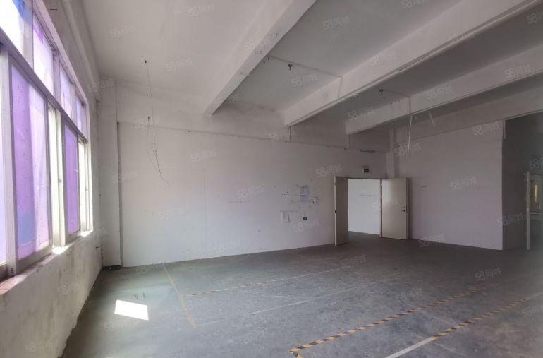 龙华区福城街道竹村地铁口附近楼上带装修厂房出租，水电齐全