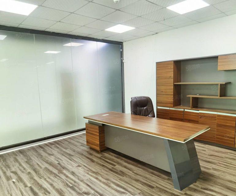 大浪商业中心劳动者广场附近精装296平有三个隔间，可办公加工