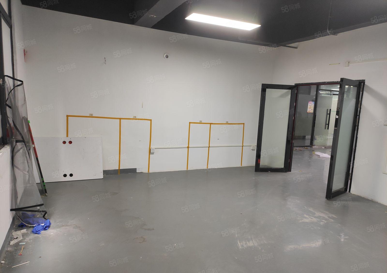 龙华上芬地铁口精装修厂房208平米，带隔间仓库，水电齐全