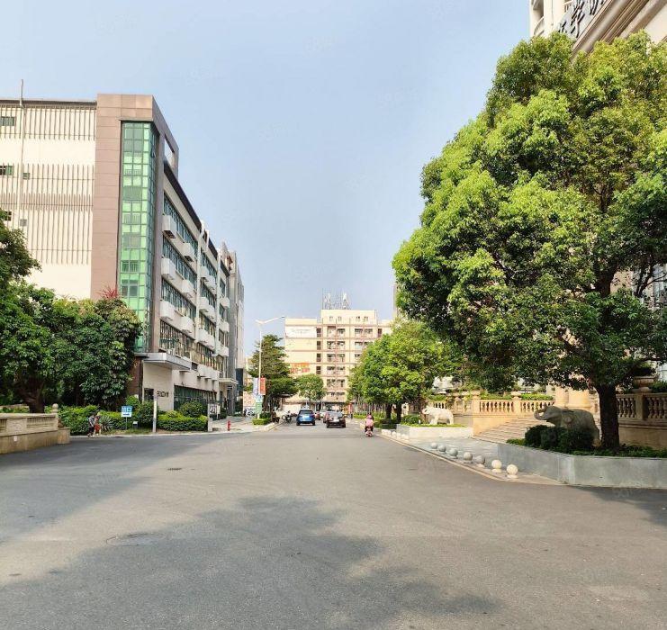 300平起租丨龙华民治地铁口新出2000平带装修厂房仓库出租