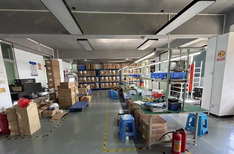 观澜松元轻轨站边原房东300平楼上精装修实际面积厂房仓库出租