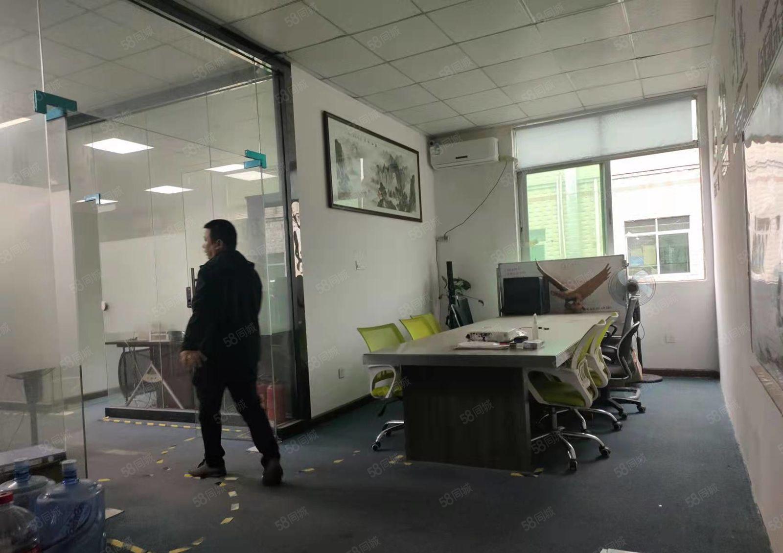 深圳龙华大浪原房东4楼680平精装工业厂房出租。