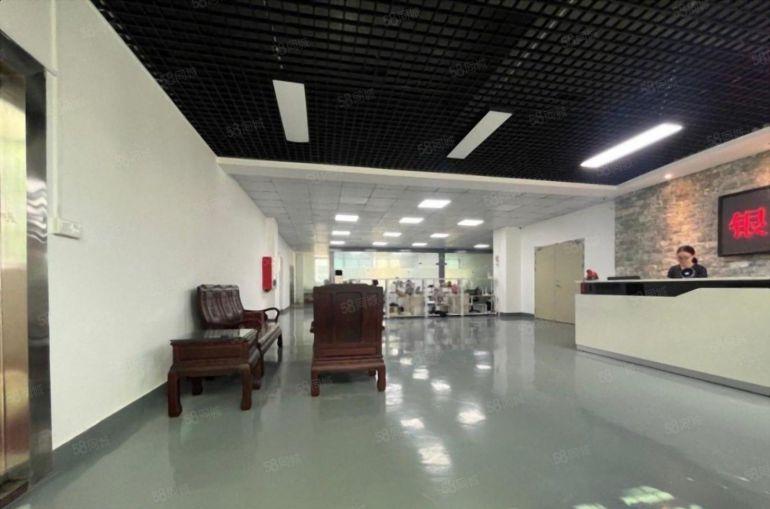 观澜地铁站旁楼上精装修700平仓库红本厂房出租水电齐全