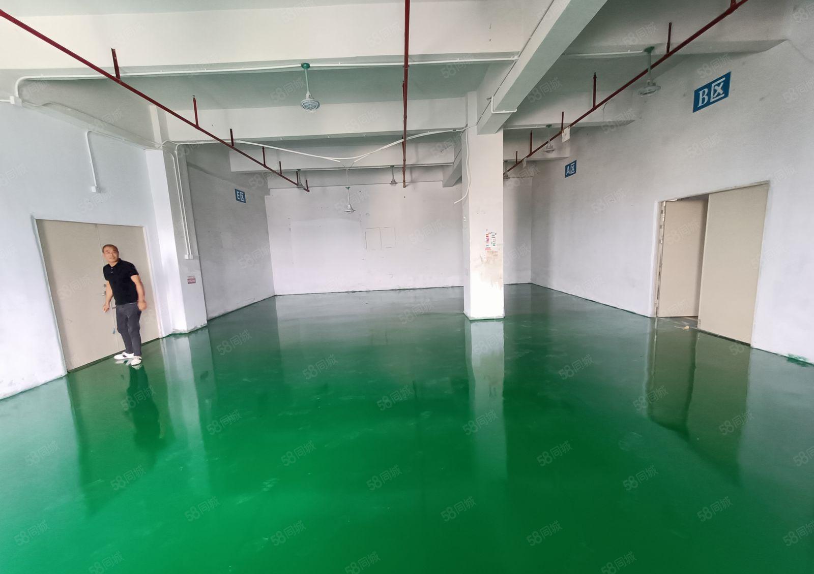 观澜章阁大型工业园楼上360平厂房出租，有地坪漆有货梯环境好