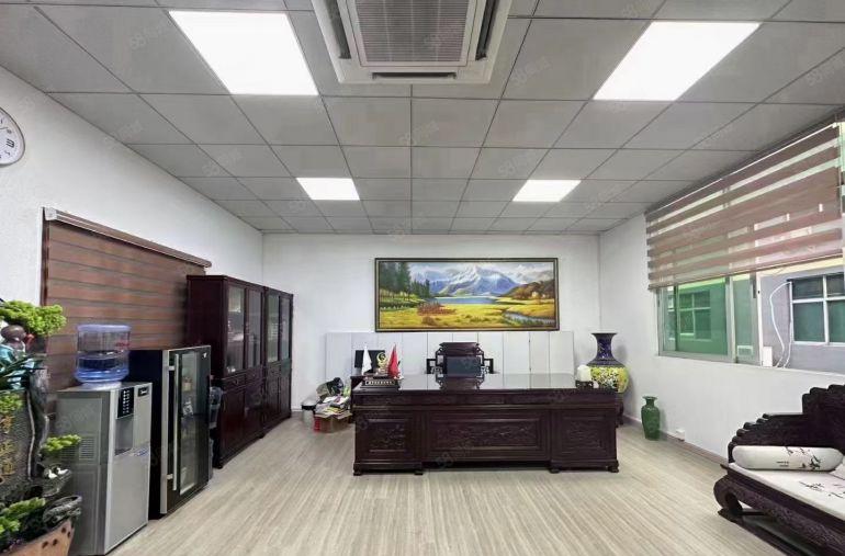 实际面积1300平，精装厂房平出租，龙华地铁口附近，空地大