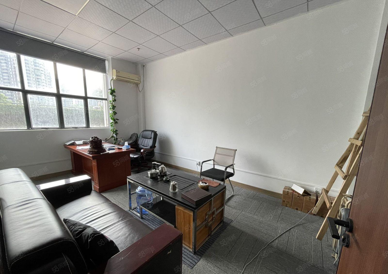 新出龙胜地铁口办公室现成带精装修142平