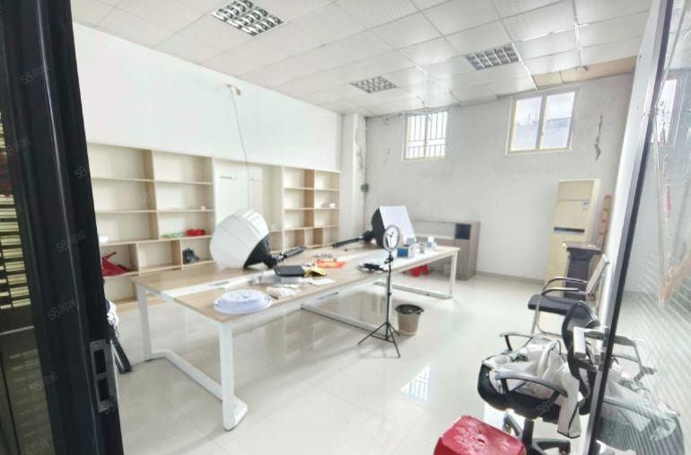 大浪北路同富邨工业区楼上2千平厂房出租精装修带家私大小可分租