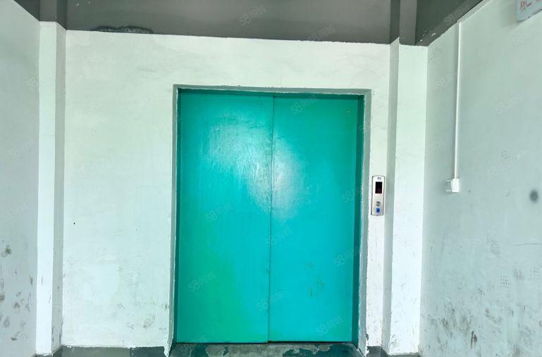 龙华清湖地铁口150平精装厂房空地大停车位充足出租