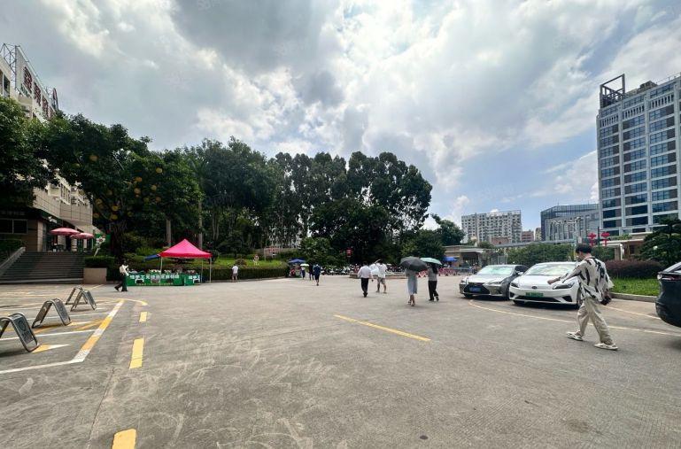 观澜樟坑径花园式厂房一楼1600平出租，高6米可分租