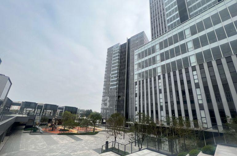 龙华地铁口产业园免租3个月1000平米200平起租带装修