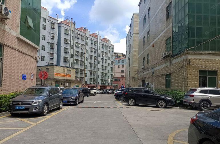 大浪石凹工业区附近楼上整层1500平可分租，另外一楼600平