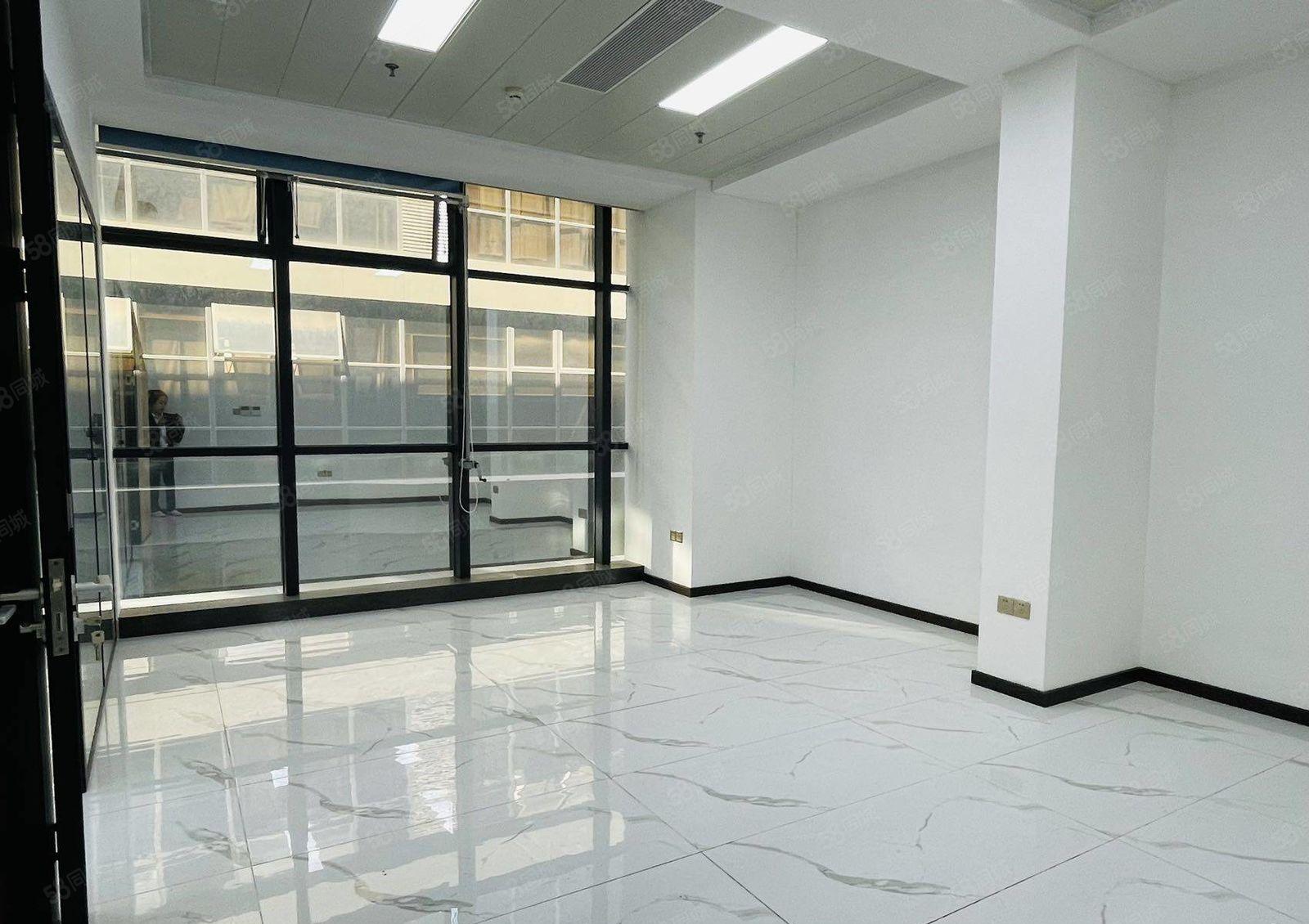 龙华清湖地铁口创意园新出楼上180平精装修办公室出租